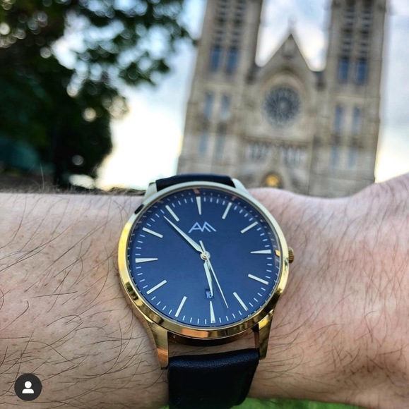 Atypical man gold watch - Picture 2 of 3